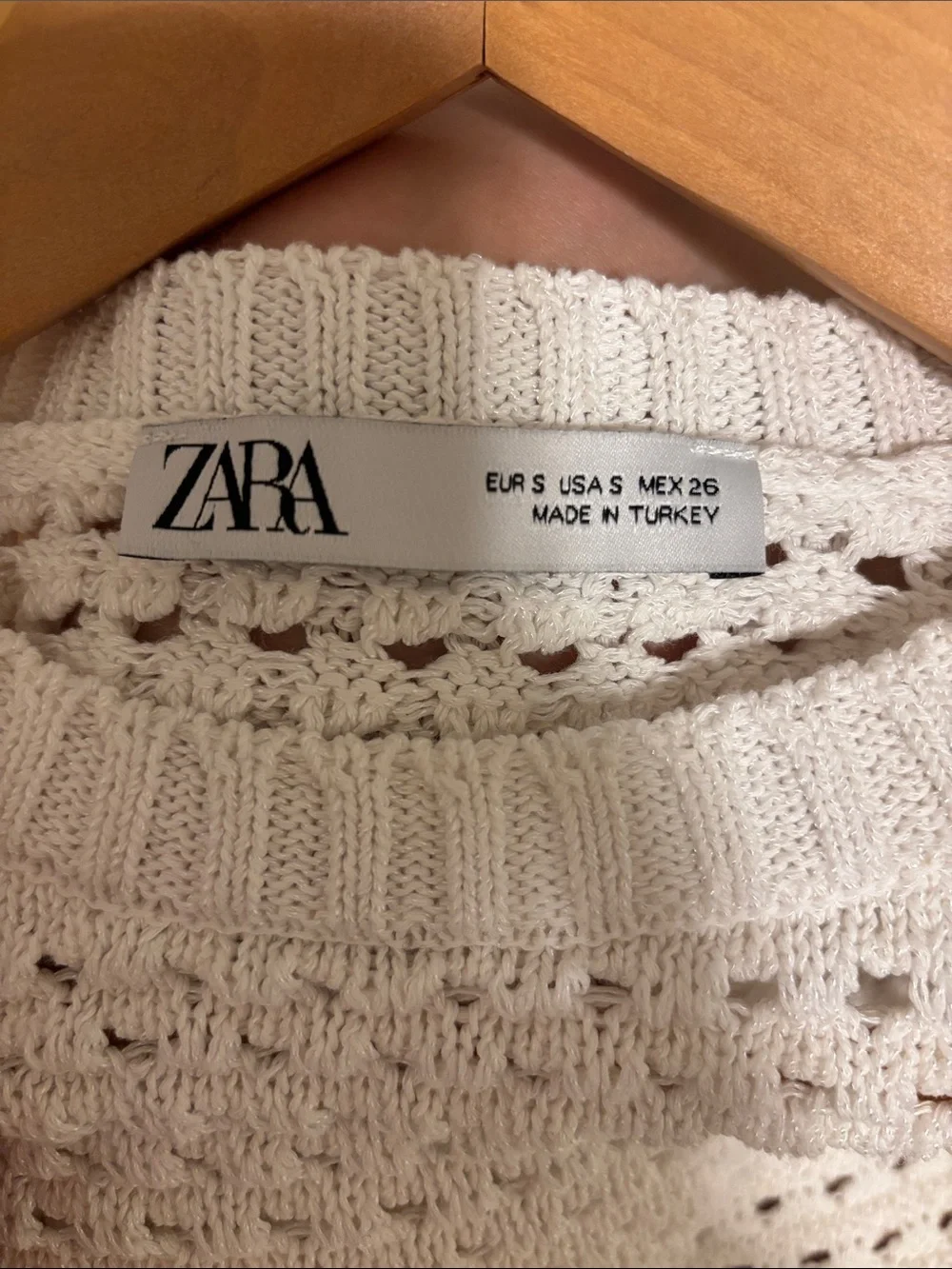 Super cute Zara Cream Crochet Eyelet Puff Sleeve Top